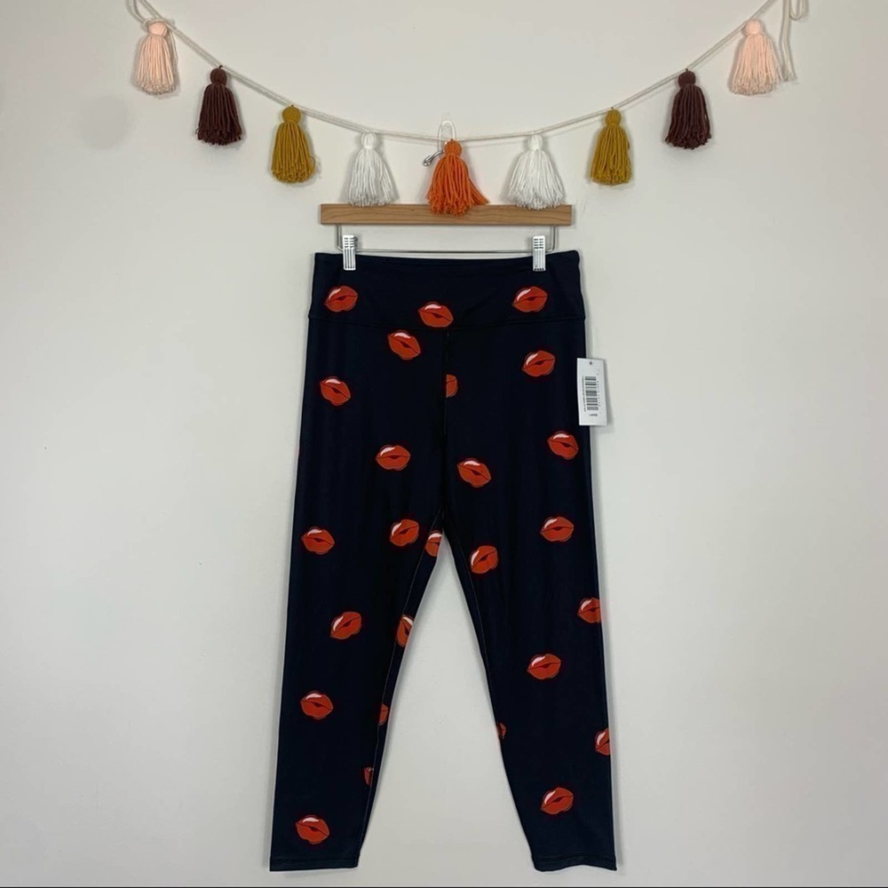 NWT Adore Me Walk Pop Cora Cozy Lip Print 7/8 Leggings Size Large
